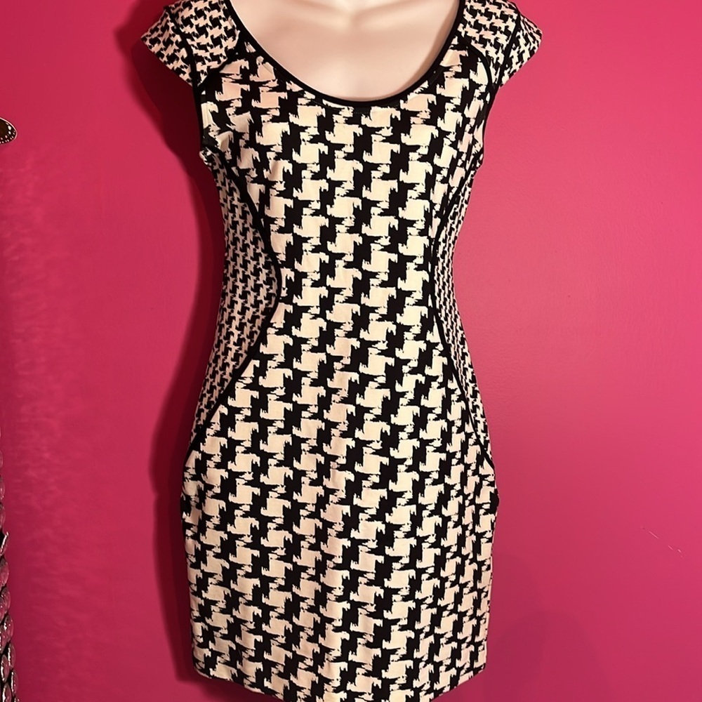 Houndstooth back zip dress